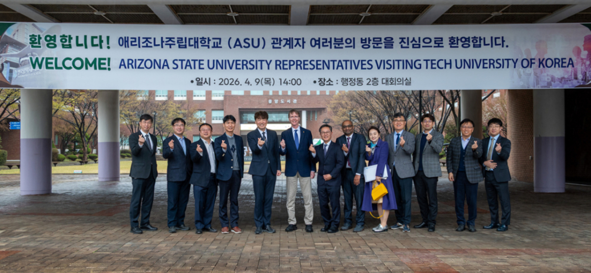 한국공학대학교 구성원들과 미국 애리조나주립대학교 방문단의 기념 촬영 모습