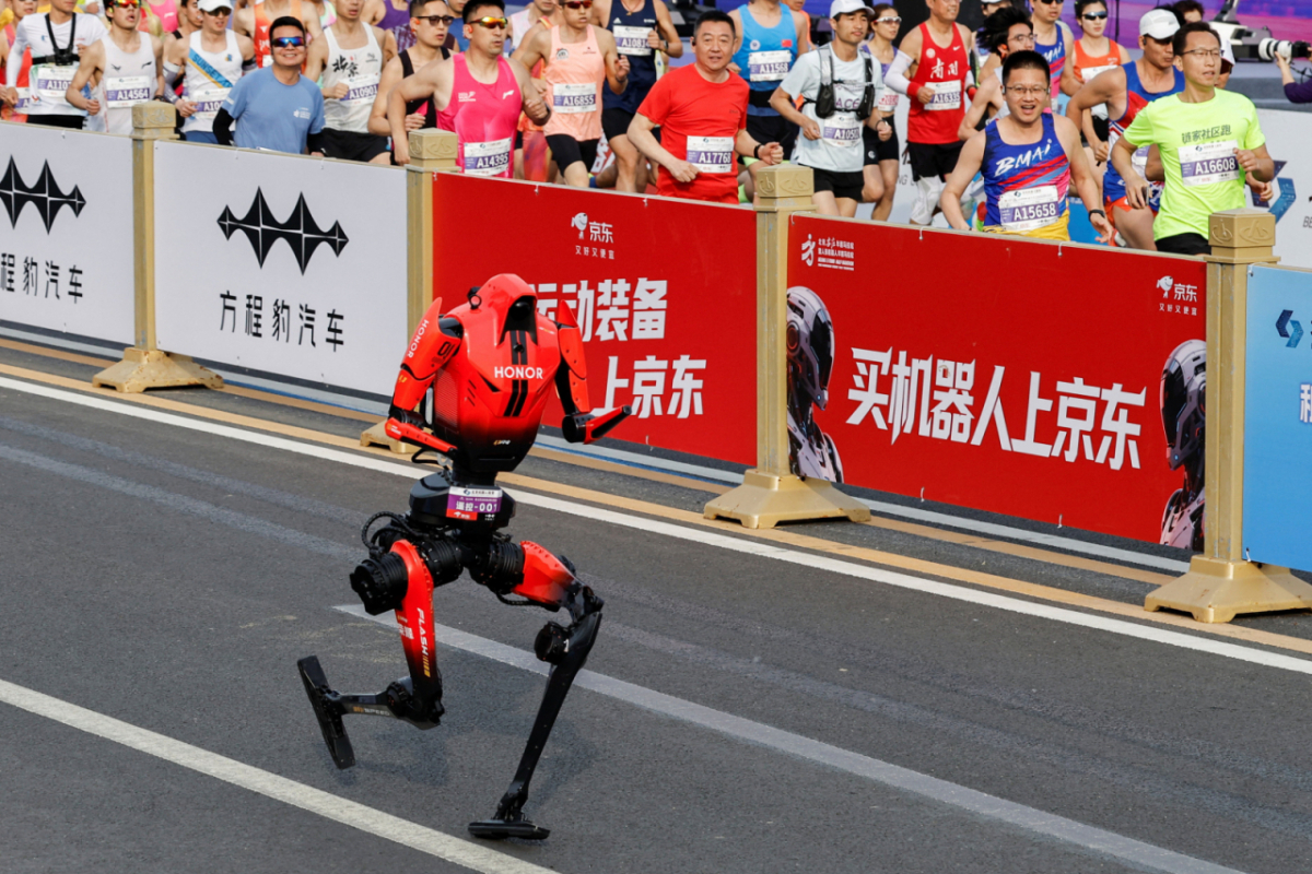 리모컨 없이 AI로 21km 달린 中 로봇…"인간 세계신기록 넘었다"