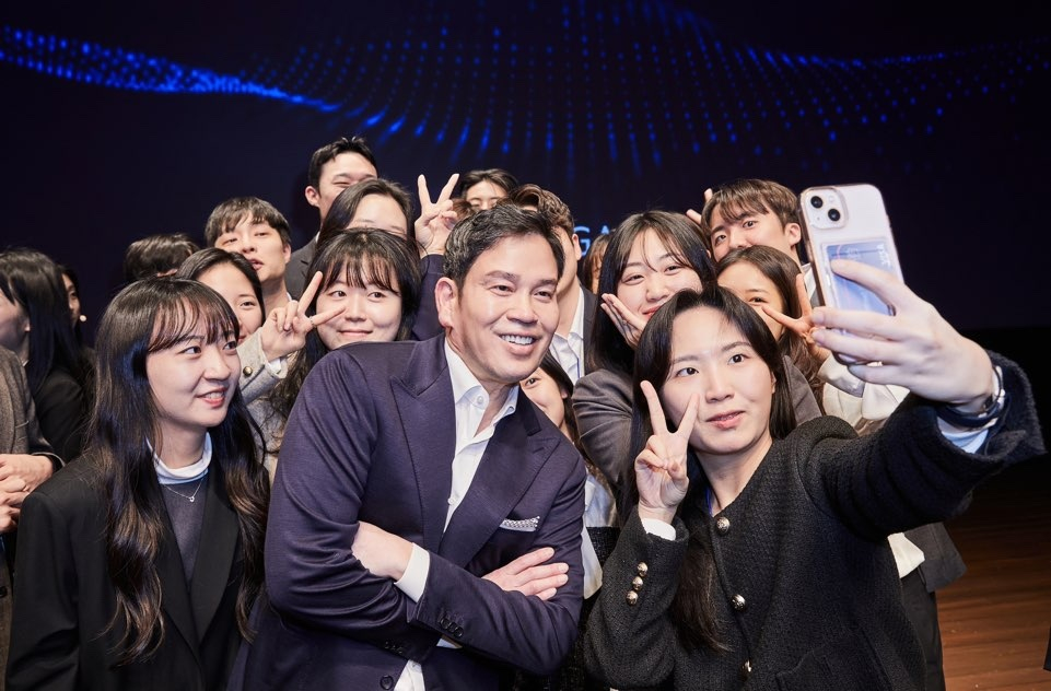 정용진 이마트 대표 복귀 13년 만에 전면 경영｜최신 뉴스&middot;나이&middot;고현정&middot;한지희&middot;가계도&middot;부인&middot;집&middot;멸공 총정리 - 정용진 회장 신입사원 소통 사진