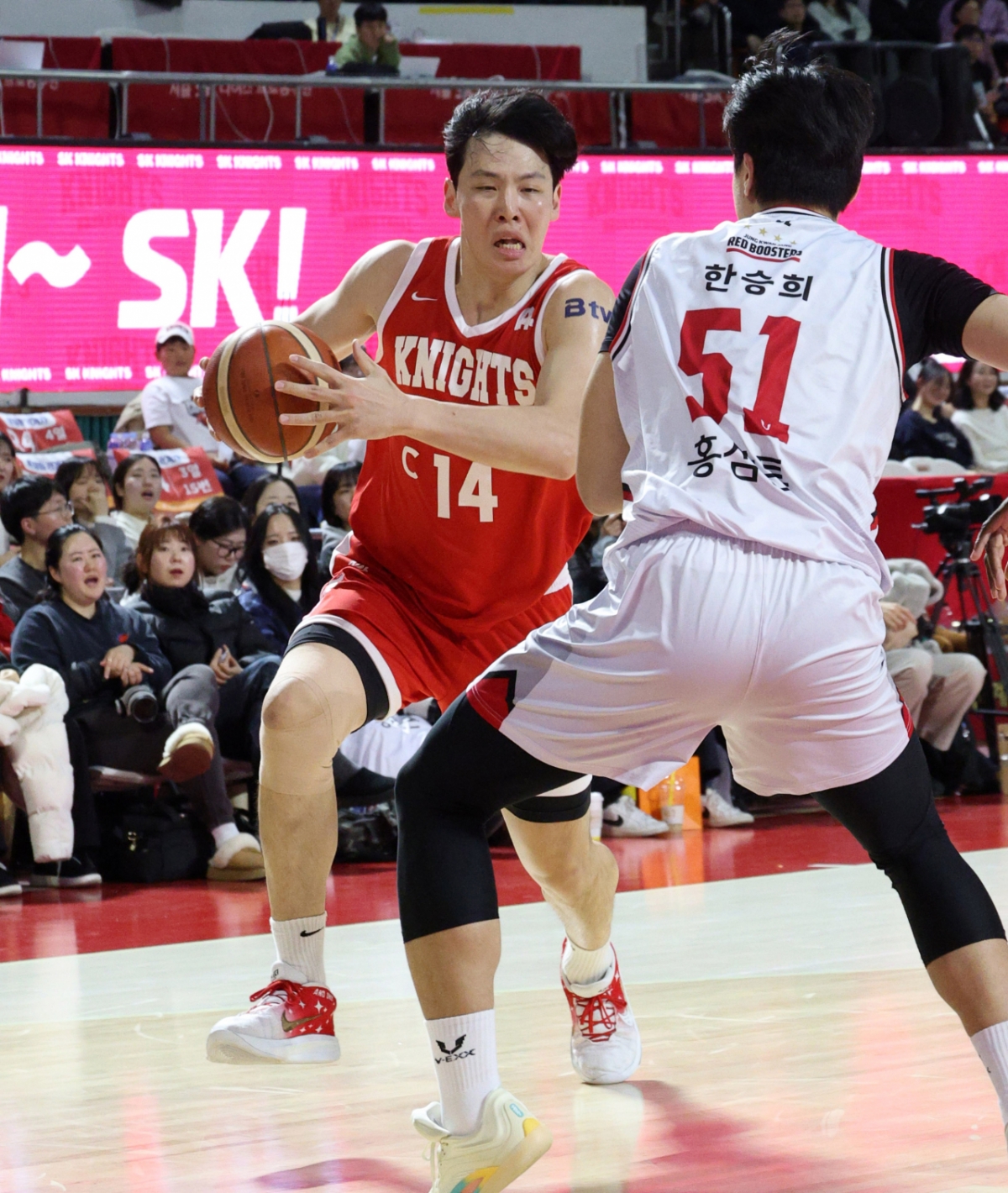 지난 시즌 SK 최부경의 프로농구 경기 장면