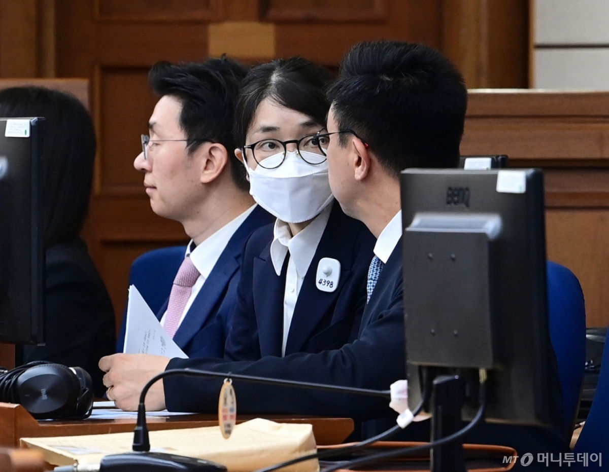 2026년 변호인과 함께 법정에 앉은 김건희