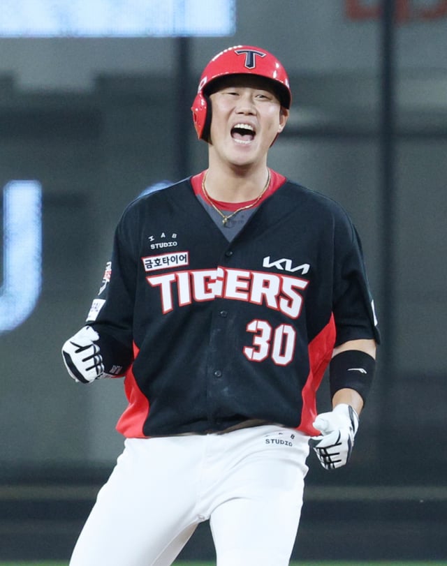2026年新韩SOL KBO联赛 韩华鹰队对阵起亚虎的比赛于18日在大田韩华生命棒球场举行。起亚虎河周锡在第二局上半一出局时击出左外野方向二垒安打上垒，随后欢呼庆祝。/图片=金振景 kim.jinkyung@