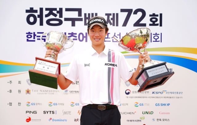 Son Jey raises the trophy after winning the Heo Jung-gu Cup Korean Amateur Golf Championship last September. /Photo=Korea Golf Association