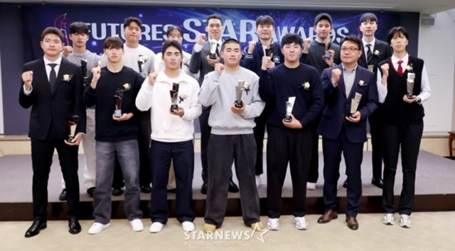'2025 퓨처스 스타대상' 각 부문 수상자들이 시상식 후 기념촬영을 하고 있다. 수상자는 야구 대상 김민준(대구고·SSG) ,스타상 오재원(유신고·한화), 미래스타상 하현승(부산고2) 엄준상(덕수고2) 축구 스타상 김현오(충남기계공고·대전하나시티즌) 박시후(신평고·충남아산), 미래스타상> 박도훈(현풍고2) 김태호(경북자연과학고1) 농구 대상 에디 다니엘(용산고·서울 SK), 스타상 이가현(수피아여고·인천 신한은행), 미래스타상 윤지원(경복고2) 배구 스타상 방강호(제천산업고·한국전력) 이지윤(중앙여고·한국도로공사), 미래스타상 박서윤(중앙여고1)이다. /사진=김진경 대기자.