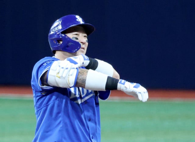 A 2026 Shinhan SOL KBO League match between the Kiwoom Heroes and the Samsung Lions was held on the 27th at Seoul's Gocheok Sky Dome. Samsung's Choi Hyeong-woo celebrates after hitting a two-run, go-ahead double to reach base in the top of the third inning with runners on first and third and no outs. /Photo=Kim Jin-kyung kim.jinkyung@