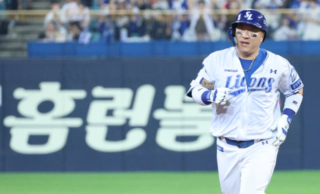 A 2026 Shinhan SOL KBO League match between the Samsung Lions and the SSG Landers was held on the 20th at Daegu Samsung Lions Park. Samsung's Choi Hyeong-woo scores after hitting a go-ahead, two-run home run to left field in the bottom of the fourth inning with a runner on first and no outs against SSG starter Choi Min-jun. /Photo=Kim Jin-kyung kim.jinkyung@