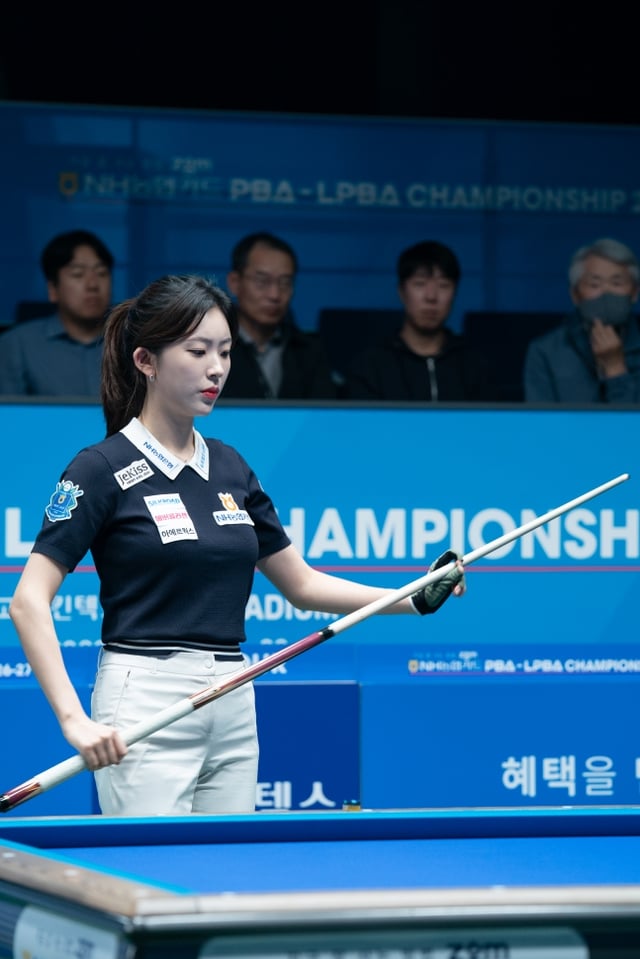 Jung Soobin is contemplating her shot during the LPBA Round of 32 at the “How to Live Well Now zgm NH Nonghyup Card PBA-LPBA Championship,” the fifth tour of the 2026-2027 professional billiards season, held on the 20th at the “Goyang KINTEX PBA Stadium” in Goyang, Gyeonggi Province. /Photo=Provided by PBA Tour