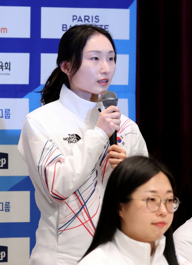 Short track speed skater Choi Min-jeong answers questions from reporters at the D-30 media day for the 2026 Milan-Cortina Winter Olympics, held on the 7th at the Jin Cheon-guk-ga (CEO) training center. January 7, 2026. Short track speed skater Choi Min-jeong answers questions from reporters at the D-30 media day for the 2026 Milan-Cortina Winter Olympics, held on the 7th at the Jin Cheon-guk-ga (CEO) training center. January 7, 2026. /Photo=Senior reporter Kang Young-jo cameratalks@