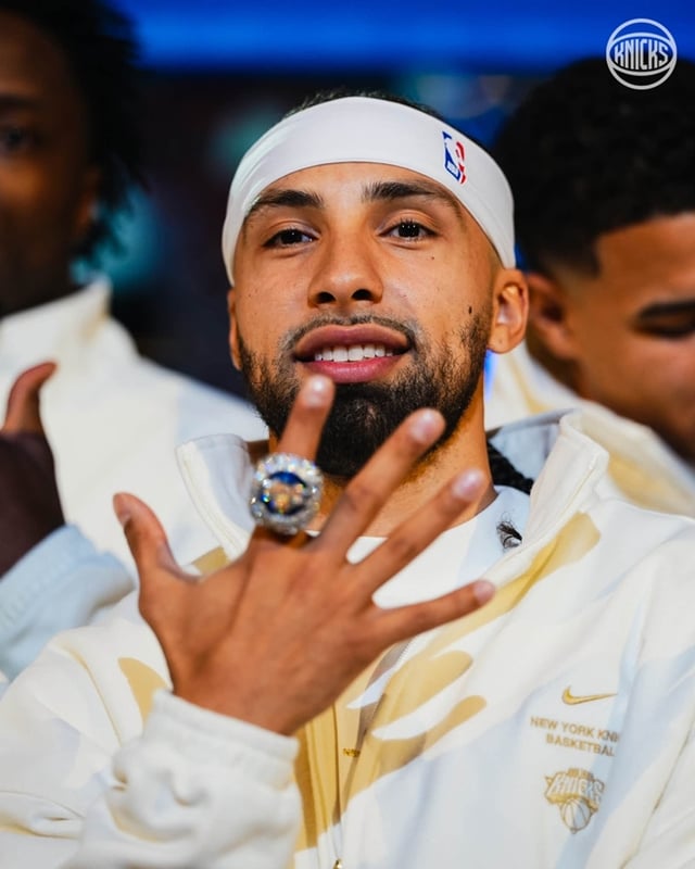 Jose Alvarado receiving his championship ring. /Photo=New York Knicks official social media