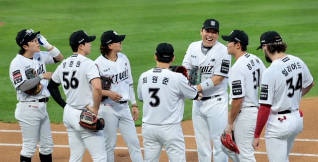 KT's Kim Hyun-soo and players prepare for the 2026 KBO League match against the Hanwha Eagles at Suwon KT Wiz Park on September 1, 2026. /Photo=Senior reporter Kang Young-jo