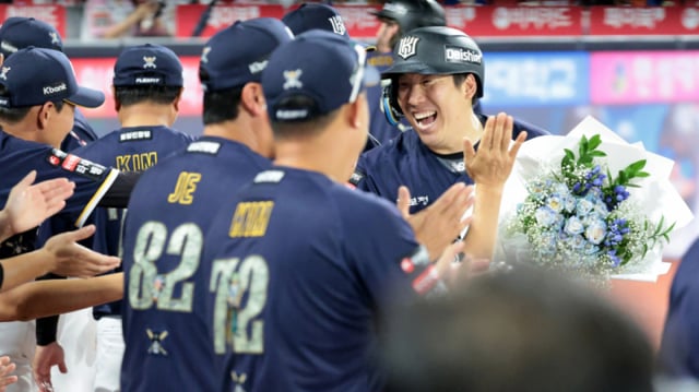 KT's Kim Hyun-soo (right). /Photo=Senior reporter Kang Young-jo