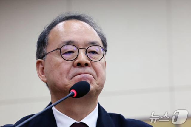 大韓サッカー協会の李容秀(イ·ヨンス)会長職務代行が21日、ソウル汝矣島(ヨイド)の国会文化体育観光委員会で開かれた大韓体育会などに対する国政監査で証人として出席し、議員の質疑に耳を傾けている。 /写真=ニュース1