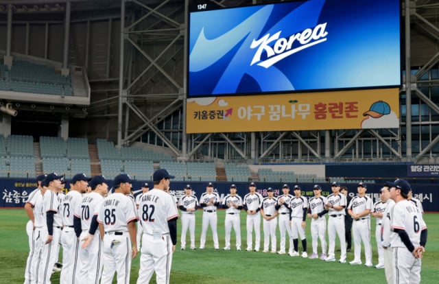 Former national baseball team manager (currently Hanwha Eagles) Ryu Ji-hyun and players are talking before the first training session for the 2026 Aichi-Nagoya Asian Games baseball team, held at Gocheok Skydome on September 15 last year. September 15, 2026. /Photo=Kang Young-jo cameratalks@
