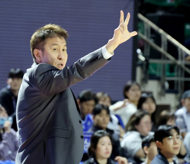 Seoul Samsung head coach Kim Sang-sik urges his players during the 2026 KCC Pro Basketball game between Seoul Samsung and Busan KCC held at Jamsil Student Gymnasium on the 21st. /Photo=Senior reporter Kang Young-jo