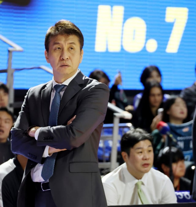 Seoul Samsung head coach Kim Sang-sik watches the court during the 2026 KCC Pro Basketball game between Seoul Samsung and Busan KCC held at Jamsil Student Gymnasium on the 21st. /Photo=Senior reporter Kang Young-jo