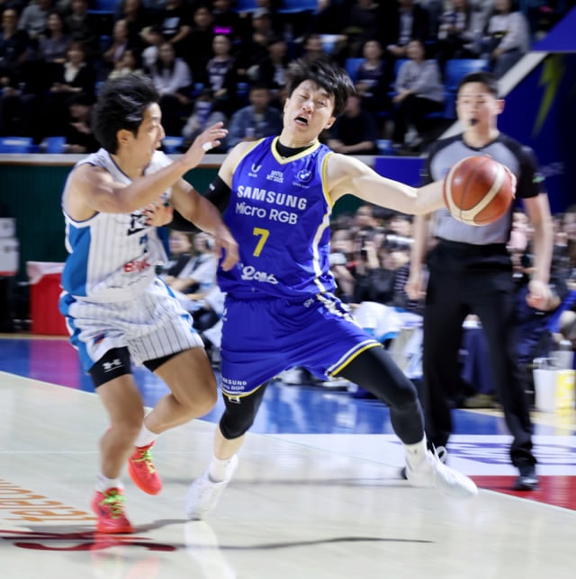 Forward Choi Sung-mo is fouled by Heo Hoon while attempting a drive to the basket during the 2026 KCC Pro Basketball game between Seoul Samsung and Busan KCC held at Jamsil Student Gymnasium on the 21st. /Photo=Senior reporter Kang Young-jo