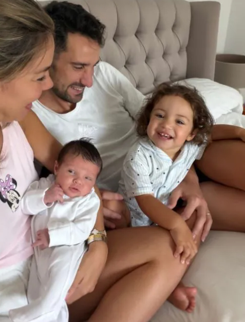 Sergio Rico y su familia. /Foto=Redes sociales personales (SNS) de Sergio Rico