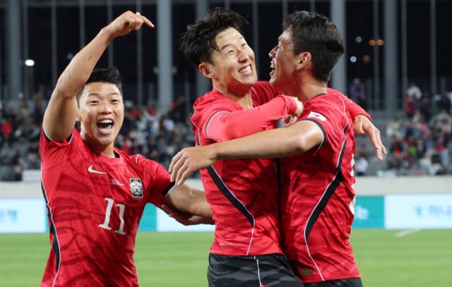 The South Korea national football team played a friendly match against Uzbekistan on the 6th at Yongin Mireu Stadium in Gyeonggi Province. Son Heung-min celebrates with Hwang Hee-chan after Oh Se-hoon scored the second goal with a header shot. /Photo=Kim Jin-kyung kim.jinkyung@
