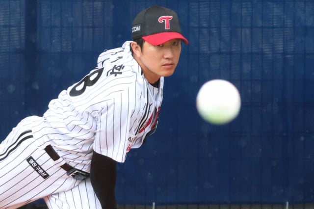 Cầu thủ LG Twins Jang Si-hwan đang tập luyện ném bóng phòng ngự. /ảnh=phóng viên trưởng Kim Jin-kyung