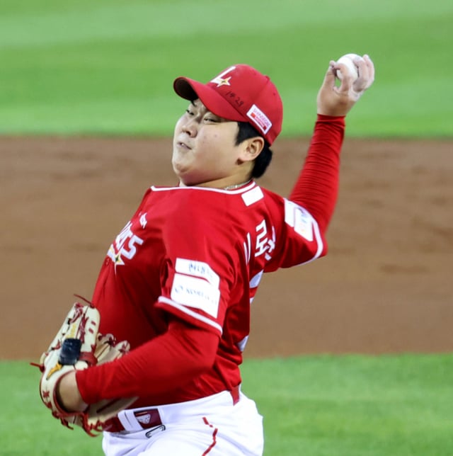 SSG Landers pitcher Lee Ro-un, who transitioned to a starting pitcher role late in this season. /Photo=Senior reporter Kang Young-jo