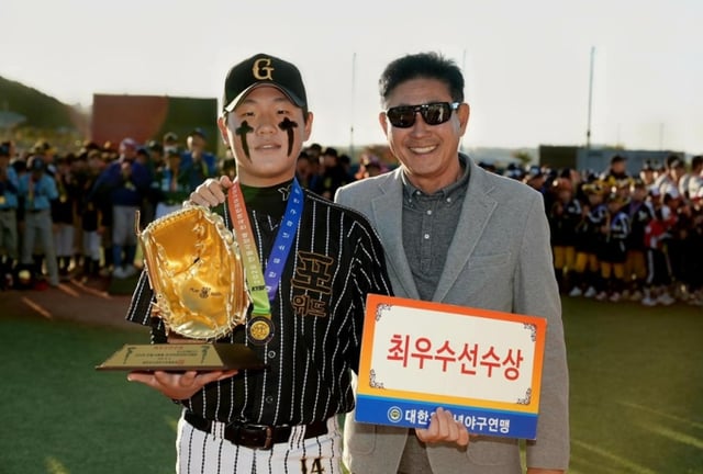 Choi Ju-won (equipo de béisbol juvenil de la ciudad de Gimpo, Gyeonggi) y el exentrenador Han Dae-hwa, quienes recibieron el Choi U-su-seon (수상). /foto=Korea Youth Baseball Federation