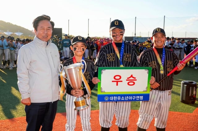 El alcalde de Andong, Kwon Ki-chang (izquierda), y los jugadores del equipo de béisbol juvenil de la ciudad de Gimpo, Gyeonggi. /Foto=Korea Youth Baseball Federation