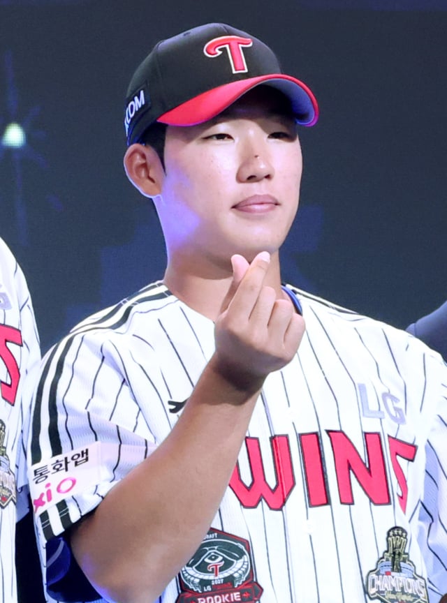 «Драфт новичков KBO 2027» состоялся 21-го числа в зале «Кристалл» отеля Lotte World в районе Сонпхо (Сеул). Ким Дон Джу из Ёнсекого университета, выбранный LG, позирует для фото. /Фото: главный корреспондент Ким Чжингён