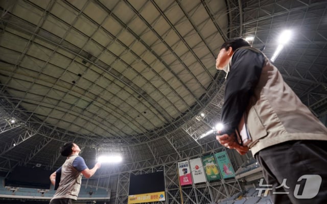 Officials from the Seoul Facilities Corporation shine lasers at the reinforcement points for the truss load of the Gochok Skydome on the 21st in Guro District, Seoul, following supplementary measures related to the safety management audit results by the Board of Audit and Inspection. /Photo=News1
