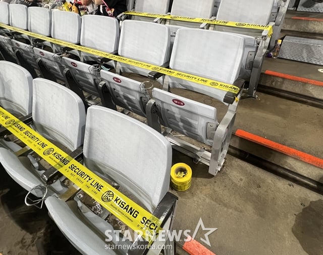 The game between the KIA Tigers and the Kiwoom Heroes on August 22 last month. Rain leaked into Gochok Dome, wetting the seats. /Photo=Reporter Park Soo-jin