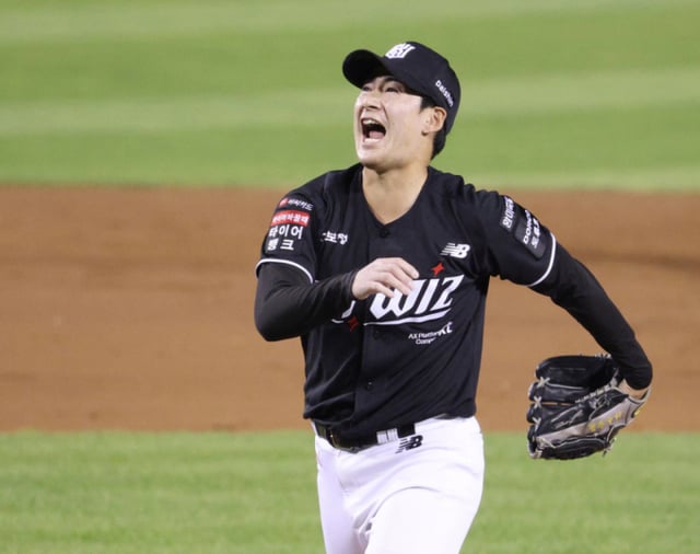 2026新韓(シンハン)SOLKBOリーグLGツインズ対KTウィズの試合が19日、ソウル蚕室(チャムシル)野球場で行われた。 KTの杉本が7回裏、2死1、2塁でLGのチョン·ソンホを三振に仕留めた後、咆哮している。 /写真=キム·ジンギョン kim.jinkyung@