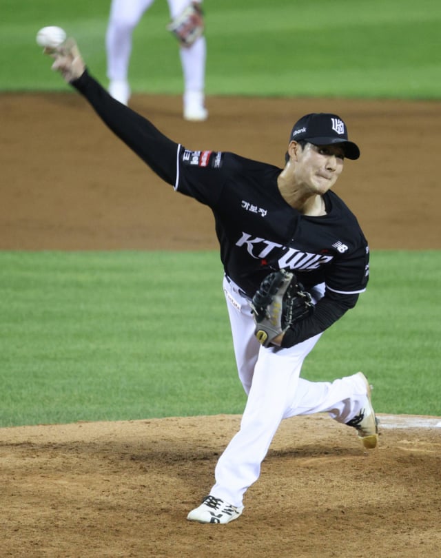 2026新韓(シンハン)SOLKBOリーグLGツインズ対KTウィズの試合が16日、ソウル蚕室(チャムシル)野球場で行われた。 KTのスキモトが力投している。 /写真=キム·ジンギョン kim.jinkyung@