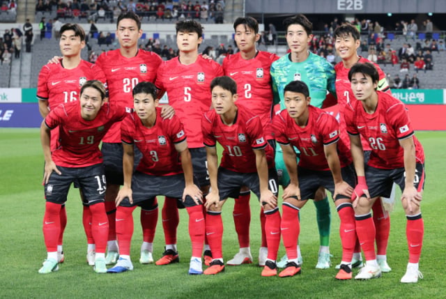 大韓民国のサッカー国家代表チームが6日、京畿道龍仁（キョンギド·ヨンイン）のミルスタジアムでウズベキスタンと親善試合を行った。  ソン·フンミンをはじめとするベスト11が記念撮影をしている。 /写真=キム·ジンギョン kim.jinkyung@