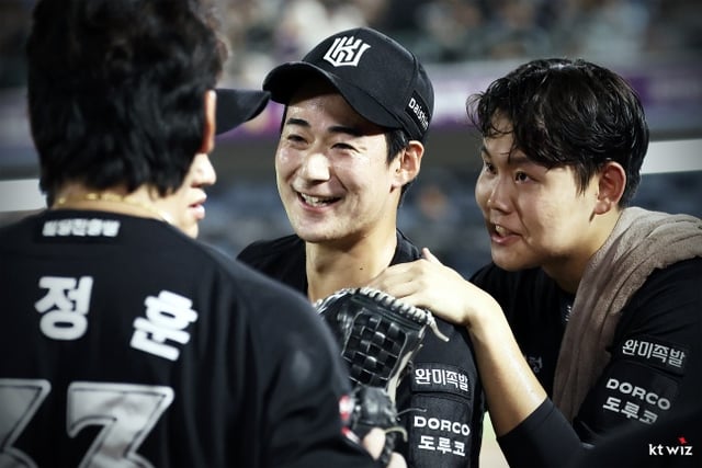 Kouki Sugimoto de KT (izquierda) y So Hyoung-jun. /Foto=proporcionado por KT Wiz