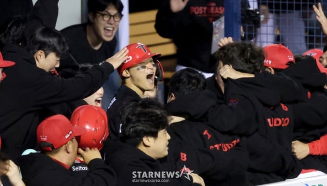 KIA 김도영(가운데)이 20일 LG와 준플레이오프 3차전 2회초 만루 홈런을 친 뒤 더그아웃에서 동료들의 환영을 받고 있다. /사진=김진경 대기자