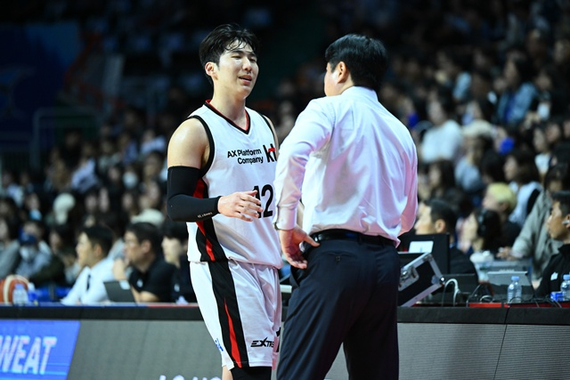 Moon Jung-hyun and head coach Moon Kyung-eun (right). /Photo=KBL