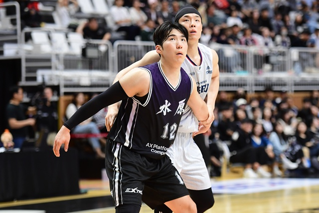 Moon Jung-hyun (left) focusing on the game. /Photo=KBL