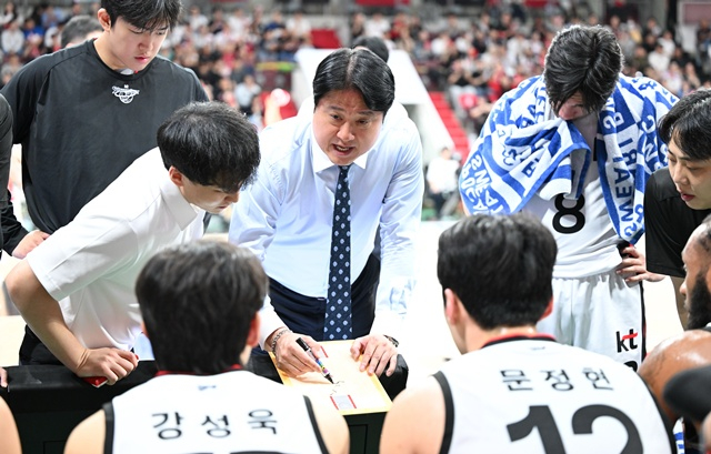 Moon Kyung-eun, head coach of Suwon KT (center). /Photo=KBL