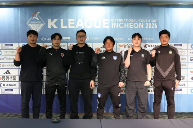 23日，在仁川济物浦区港湾公园酒店举行的K联赛国际青年杯仁川2026新闻发布会上出席的国内球队教练们。从左至右依次为：金圣哲仁川男高主教练、林京勋浦项制铁U18队主教练、尹始浩FC首尔U18队主教练、李承贤蔚山U18队主教练、朴耀汉光州FC U18队主教练、李成圭仁川U18队主教练。/照片=韩国职业足球联盟提供