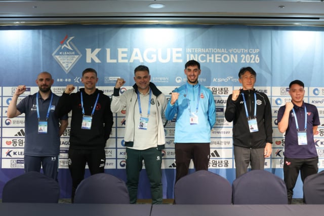 Takeshi Watanabe (segundo por la derecha), director de la academia de Kashima Antlers, junto a otros entrenadores de equipos extranjeros que asistieron a la rueda de prensa previa al K League International Youth Cup Incheon 2026, celebrada el día 23 en el Hotel Harbor Park, distrito de Jemulpo, Incheon. /Foto=Korea Professional Football Federation