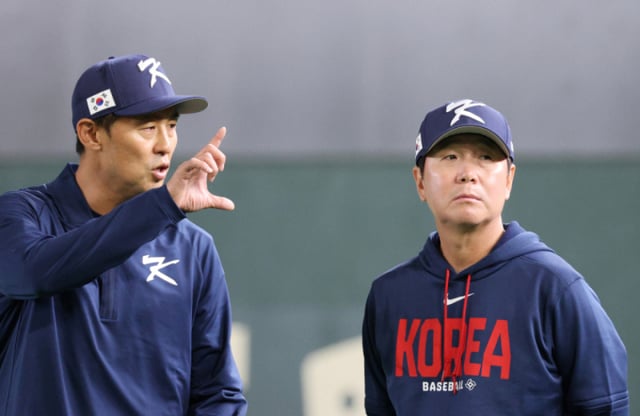 El director técnico del equipo nacional de béisbol, Ryu Ji-hyun (derecha), conversa con el entrenador de lanzadores Kim Gwang-sam un día antes del inicio de la ronda de Tokio del WBC 2026, que se celebró en el Estadio Tokio Dome el pasado 4. /foto=reportero sénior Kang Young-jo