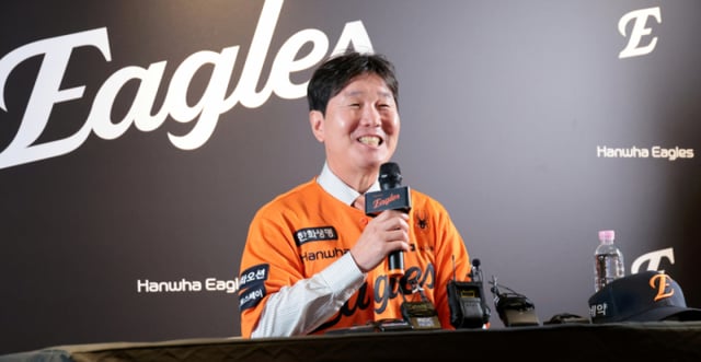 El director técnico Ryu Ji-hyun, quien pasó de ser entrenador del equipo nacional a convertirse en el nuevo mandamás de los Hanwha Eagles, responde a las preguntas de los periodistas durante su ceremonia de toma de posesión, celebrada el pasado día 16 en el DaejeonHanwha Life Park. /Foto=reportero sénior Kang Young-jo
