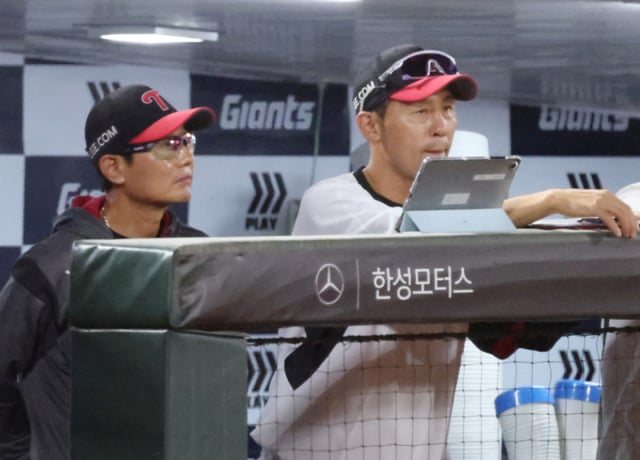 El entrenador Kim Gwang-sam, quien trabajó como entrenador de lanzadores asistiendo al director técnico Yeom Kyung-yeop (izquierda) en los LG Twins. /Foto=corresponsal jefe Kim Jin-kyung