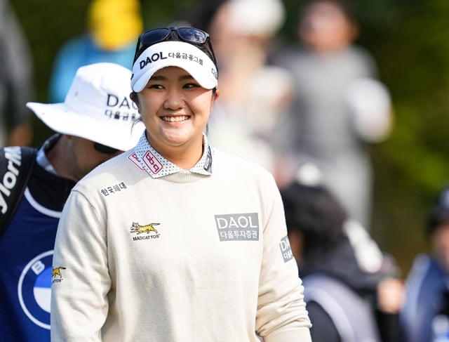Yoo Hae-ran sonríe mientras mira a los espectadores que celebran durante la segunda ronda del BMW Ladies Championship, torneo del circuito de la Asociación de Golf Profesional Femenino de Estados Unidos (LPGA), celebrado el día 23 en el Pine Beach Golf Links (par 72) en la ciudad de Haenam, provincia de Gwangju, en el sur de Corea. /foto=Comité Organizador del BMW Ladies Championship