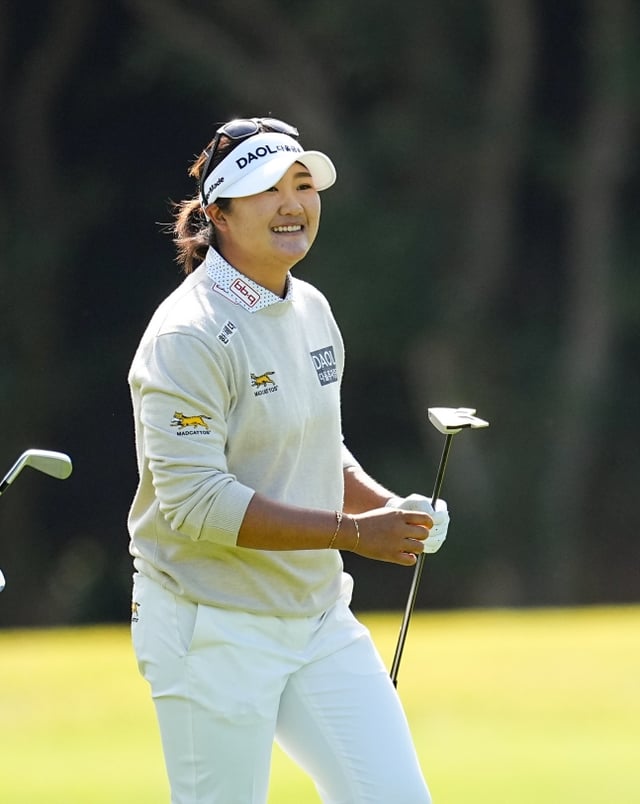 Yoo Hae-ran sonríe hacia los aficionados tras convertir un putt durante la segunda ronda del BMW Ladies Championship, torneo del circuito LPGA, celebrado el día 23 en el Pine Beach Golf Links (par 72) en Haenam, provincia de Gwangju. /Foto=Comité Organizador del BMW Ladies Championship