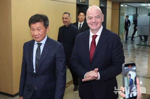 Former President of the Korean Football Association, Chung Mong-gyu (left), and FIFA President Gianni Infantino. /Photo=NEWSIS