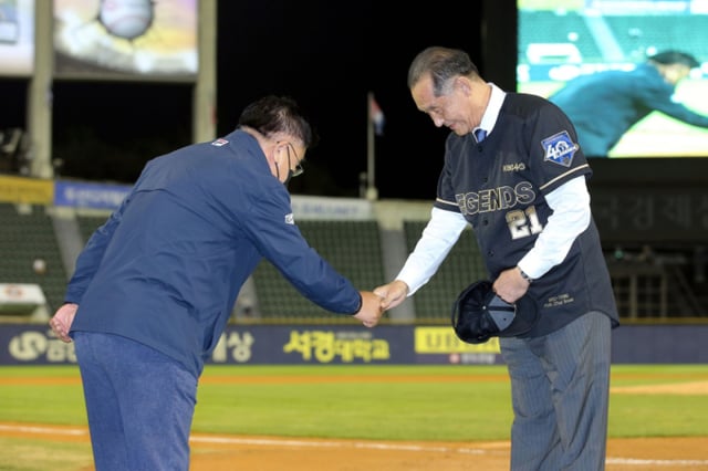 金テリョン(左)斗山ベアーズ前団長と朴チョルスン。 /写真=斗山ベアーズ提供