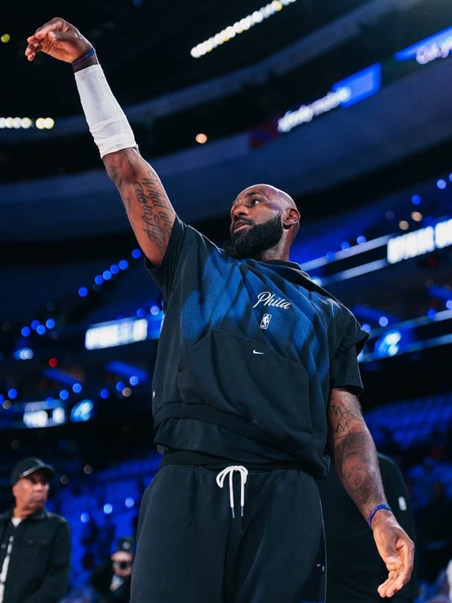 LeBron James warming up before the game. /Photo=Philadelphia 76ers official SNS