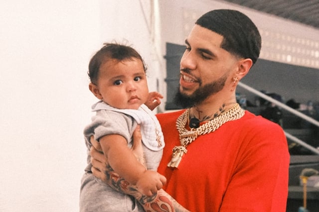 LaMelo Ball (derecha) y su hijo. /Foto=SNS oficial de LaMelo Ball
