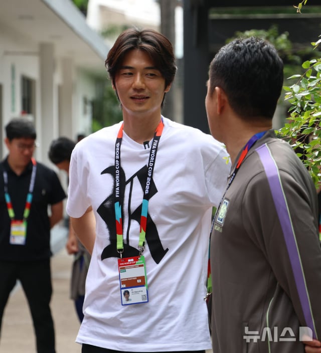サッカー韓国代表の奇誠庸(キ·ソンヨン)が6月10日(現地時間)、チェコを相手にした2026国際サッカー連盟(FIFA)北中米ワールドカップ(W杯)1次リーグA組第1戦を控え、メキシコ·グアダラハラ近くのサポパンにあるベースキャンプの練習場、チバス·バジェベルデを訪問し、コーチらと会話を交わしている。 /写真=ニューシス