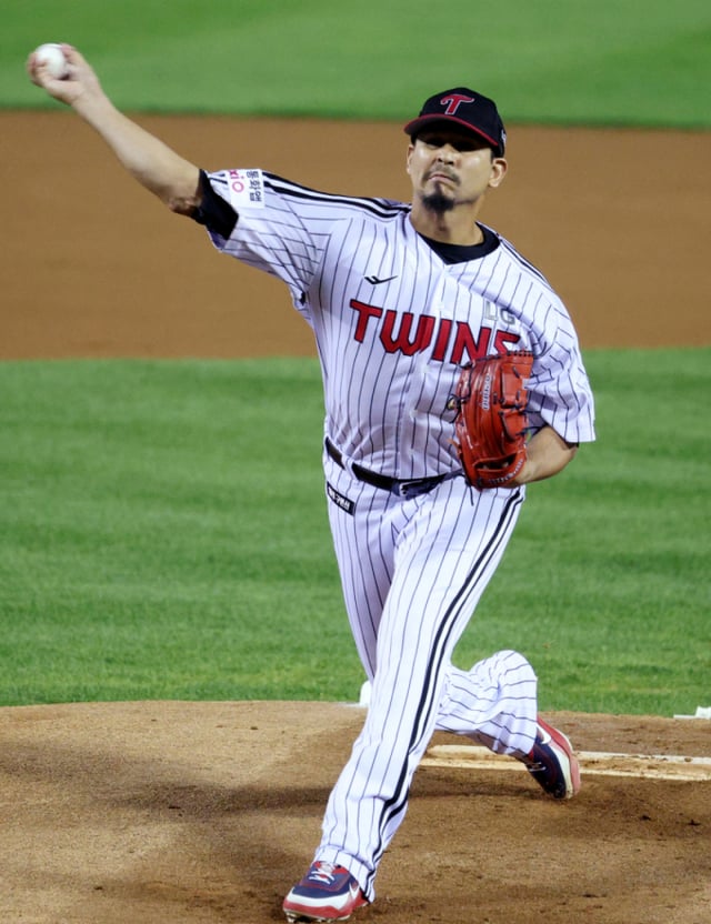 The third game of the 2026 KBO Postseason Junior Playoffs between LG Twins and KIA Tigers was held at Seoul Jamsil Baseball Stadium on the 20th. LG starting pitcher Karasco is pitching. /Photo=Chief correspondent Kim Jin-kyung kim.jinkyung@